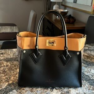 I am selling my Louis Vuitton on my side MM and coordinating Sara Wallet.